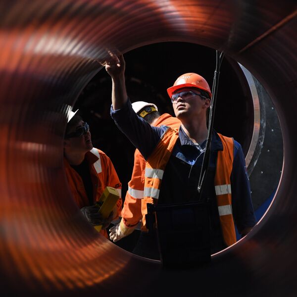 کارکنان در محل ساخت خط لوله نورد استریم 2 در خارج از شهر کینگیسپ، منطقه لنینگراد، روسیه کار میکنند. پروژه نورد استریم 2 شامل ساخت یک خط لوله دوقلو است که حدود 55 میلیارد متر مکعب (تقریباً 2 تریلیون فوت مکعب) گاز را مستقیماً به آلمان و سایر کشورهای اروپایی تحویل میدهد. کارکنان در محل ساخت خط لوله نورد استریم 2 در خارج از شهر کینگیسپ، منطقه لنینگراد، روسیه کار میکنند. پروژه نورد استریم 2 شامل ساخت یک خط لوله دوقلو است که حدود 55 میلیارد متر مکعب (تقریباً 2 تریلیون فوت مکعب) گاز را مستقیماً به آلمان و سایر کشورهای اروپایی تحویل میدهد. - اسپوتنیک افغانستان