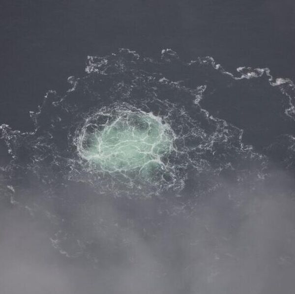 در این تصویر که توسط گارد ساحلی سوئد ارائه شده است، نشت کوچکی از نورد استریم 2 در روز چهارشنبه، 28 سپتامبر 2022 مشاهده میشود. در این تصویر که توسط گارد ساحلی سوئد ارائه شده است، نشت کوچکی از نورد استریم 2 در روز چهارشنبه، 28 سپتامبر 2022 مشاهده میشود. - اسپوتنیک افغانستان