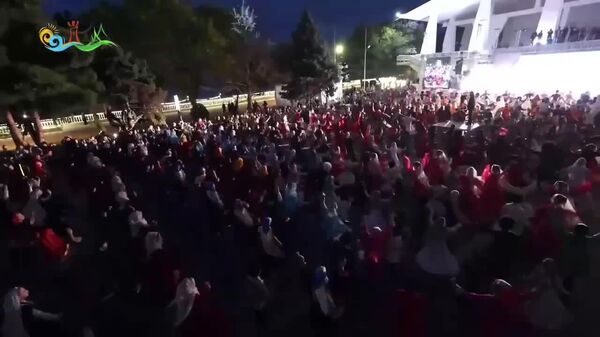 وزارت گردشگری داغستان با نمایش نوار دیداری رنگارنگ از این اجرا، گزارش داد که رکورد بزرگترین رقص لزگینکا در روسیه با اجرای همزمان بیش از 450 رقصنده شکسته شد - اسپوتنیک افغانستان  