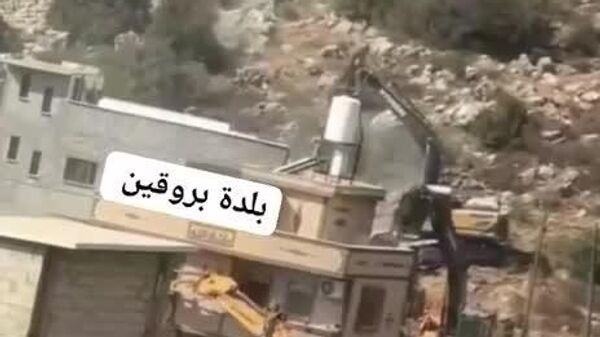 تصاویر نشر شده نشان می‌دهد که بولدوزرهای اسرائیلی در حال تخریب سه خانه در شهر بروقین در منطقه سلفیت کرانه باختری هستند - اسپوتنیک افغانستان  
