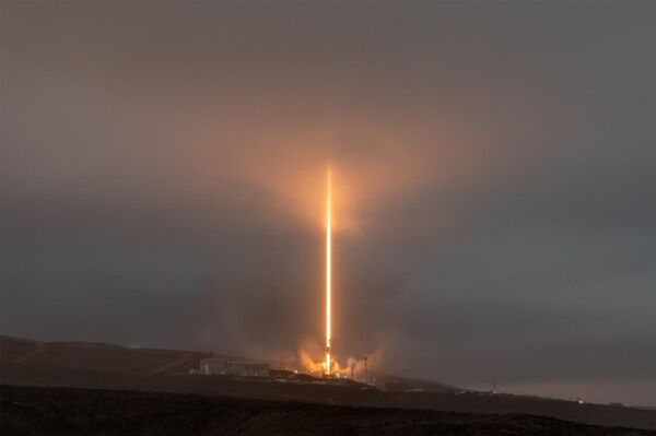 شرکت اسپیس ایکس (SpaceX) موشک فالکون 9 را از پایگاه نیروی هوایی وندنبرگ در کالیفرنیا به فضا پرتاب کرد - اسپوتنیک افغانستان  