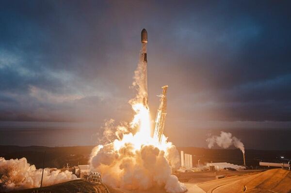 شرکت اسپیس ایکس (SpaceX) موشک فالکون 9 را از پایگاه نیروی هوایی وندنبرگ در کالیفرنیا به فضا پرتاب کرد - اسپوتنیک افغانستان  