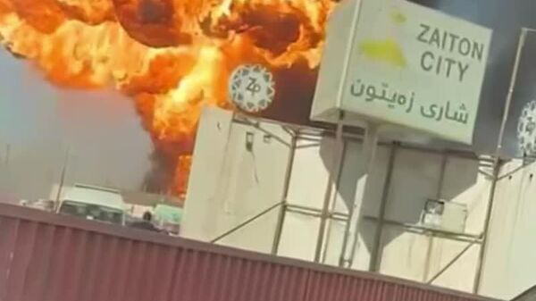 يک انفجار بزرگ باعث آتش سوزی بزرگ در یک تانک تیل در اربیل عراق شد - اسپوتنیک افغانستان  