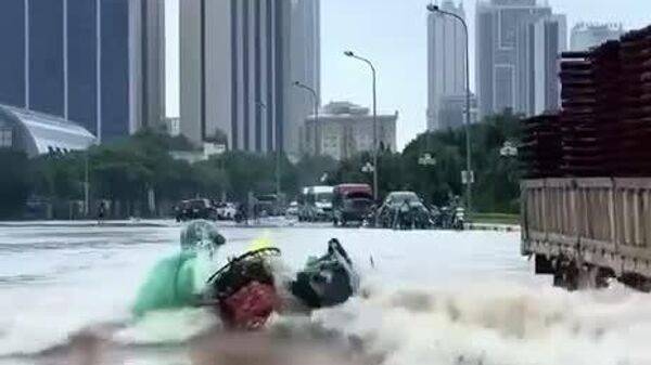 شهر هانوی ویتنام به دریایی به وسعت یک شهر تبدیل شد؛ تردد قایق‌ها در خیابان‌های غرقاب‌شده - اسپوتنیک افغانستان  