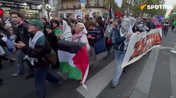 طرفداران فلسطین در پاریس در سالگرد حمله 7 اکتبر تظاهرات برگزار کردند - اسپوتنیک افغانستان  