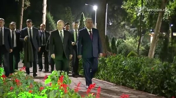 ملاقات غیررسمی ولادیمیر پوتین و امامعلی رحمان در باغ گیاه‌شناسی ارم در دوشنبه - اسپوتنیک افغانستان  