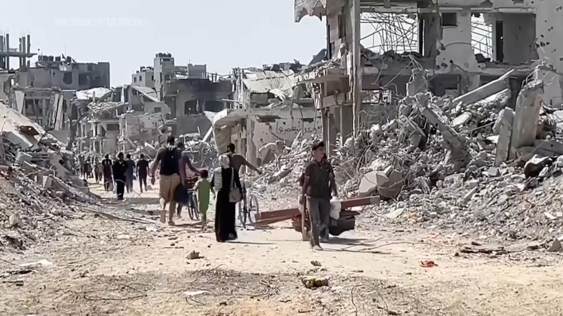 In this image taken from video, Palestinians returned to scenes of destruction in Gaza City's Shijaiyah neighborhood on Thursday, July 11, 2024, after Israeli troops withdrew following a two-week offensive. In this image taken from video, Palestinians returned to scenes of destruction in Gaza City's Shijaiyah neighborhood on Thursday, July 11, 2024, after Israeli troops withdrew following a two-week offensive. - اسپوتنیک افغانستان , 1920, 09.10.2025