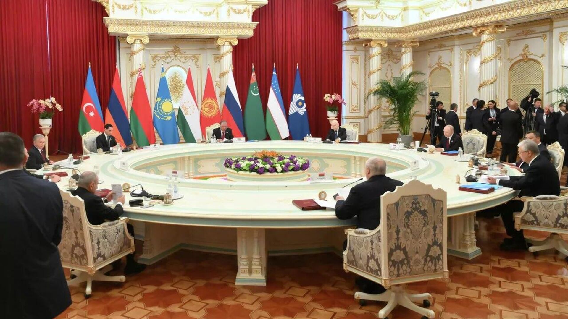 پوتین: نتایج دیدار با ترامپ را در جمعی محدود تشریح خواهم کرد - اسپوتنیک افغانستان  , 1920, 10.10.2025