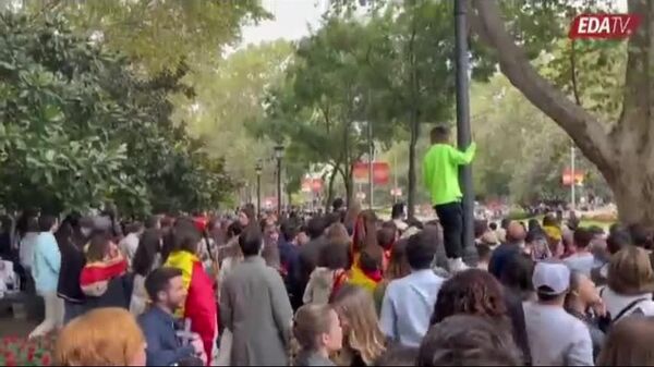 نخست وزیر اسپانیا، در مادرید با فریاد نارضایتی مردم مواجه شد - اسپوتنیک افغانستان  