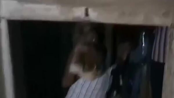 مردی شجاع در راجستان هند یک کروکودیل دو متری را روی شانه هایش از مناطق مسکونی دور ساخت - اسپوتنیک افغانستان  