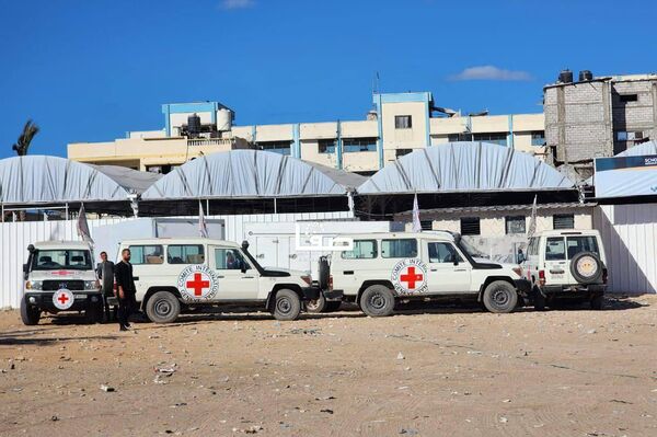 صلیب سرخ جسد 45 تن دیگر را به شفاخانه ناصر در خانیونس تحویل داد صلیب سرخ جسد 45 تن دیگر را به شفاخانه ناصر در خانیونس تحویل داد - اسپوتنیک افغانستان