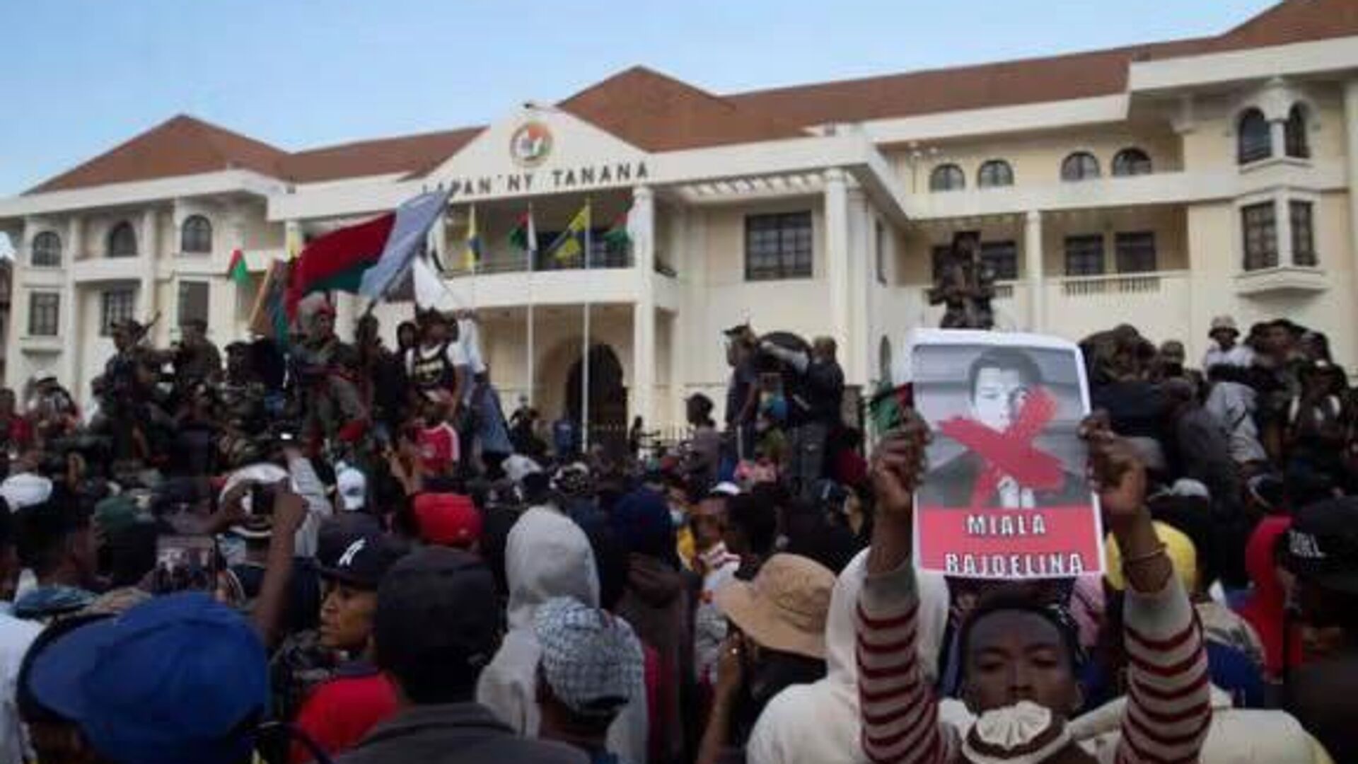 رسانهها گزارش داده اند که پارلمان ماداگاسکار به استیضاح رئیس دولت رأی داد رسانهها گزارش داده اند که پارلمان ماداگاسکار به استیضاح رئیس دولت رأی داد - اسپوتنیک افغانستان  , 1920, 14.10.2025