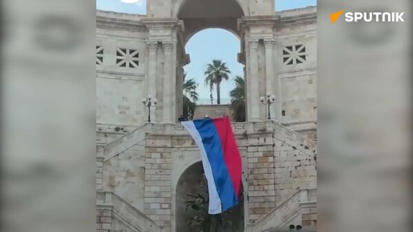 بلند شدن پرچم روسیه در تظاهرات طرفدار RT در یک شهر ایتالیا - اسپوتنیک افغانستان  