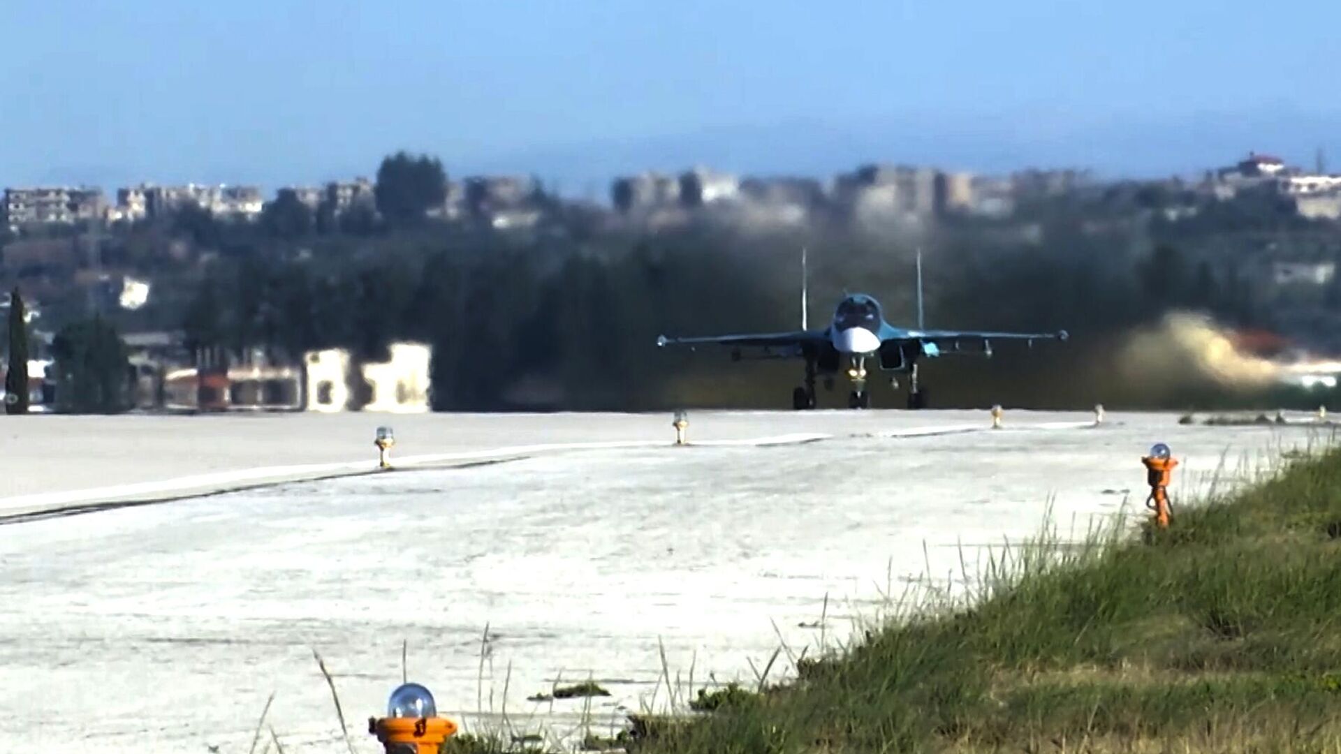 In this handout video grab released by the Russian Defence Ministry, Sukhoi Su-34 fighter jet is seen at the Khmeymim air base, south-east of the city of Latakia, Syria. In this handout video grab released by the Russian Defence Ministry, Sukhoi Su-34 fighter jet is seen at the Khmeymim air base, south-east of the city of Latakia, Syria. - اسپوتنیک افغانستان , 1920, 15.10.2025