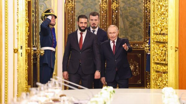 دفتر ریاست جمهوری سوریه تصاویری از جلسه طولانی ولادیمیر پوتین، رئیس جمهور روسیه، و احمد الشرع، رئیس جمهور سوریه، که با حضور تعدادی از مقامات عالی رتبه از هر دو طرف برگزار شد را منتشر کرد - اسپوتنیک افغانستان  