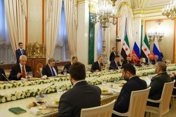 دفتر ریاست جمهوری سوریه تصاویری از جلسه طولانی ولادیمیر پوتین، رئیس جمهور روسیه، و احمد الشرع، رئیس جمهور سوریه، که با حضور تعدادی از مقامات عالی رتبه از هر دو طرف برگزار شد را منتشر کرد دفتر ریاست جمهوری سوریه تصاویری از جلسه طولانی ولادیمیر پوتین، رئیس جمهور روسیه، و احمد الشرع، رئیس جمهور سوریه، که با حضور تعدادی از مقامات عالی رتبه از هر دو طرف برگزار شد را منتشر کرد - اسپوتنیک افغانستان