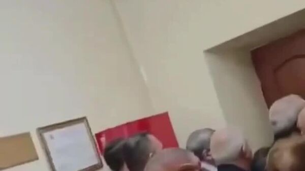 ساکنین شهر گیومری در حال مسدود کردن ورودی شهرداری هستند تا مانع از دستگیری شهردار وردان گوکاسیان شوند - اسپوتنیک افغانستان  