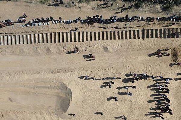 اجساد ده ها اسیر فلسطینی در یک گور دسته جمعی در دیرالبلاح بدون شناسایی دفن شدند اجساد ده ها اسیر فلسطینی در یک گور دسته جمعی در دیرالبلاح بدون شناسایی دفن شدند - اسپوتنیک افغانستان
