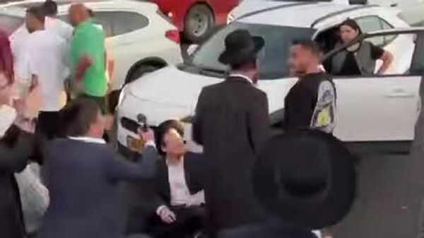 درگیری بین رانندگان اسرائیلی و گروهی از «حریدی‌ها» در جریان اعتراض به خدمت سربازی اجباری در بزرگراه شماره 4 تل‌آویو - اسپوتنیک افغانستان  