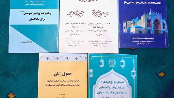 والی بلخ کتاب احکام ملا هبت‌الله را به رئیس شورای علمای تاجیکستان هدیه کرد - اسپوتنیک افغانستان  