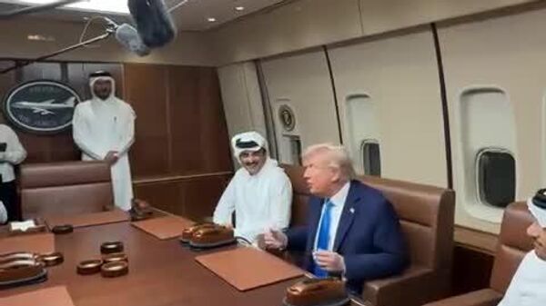 ترامپ در طیاره با امیر قطر دیدار کرد - اسپوتنیک افغانستان  
