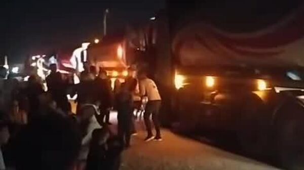 تصاویری از ورود کامیون‌های پر از بنزین و گازوئیل از طریق جاده یاری‌رسان خان یونس به نوار غزه - اسپوتنیک افغانستان  