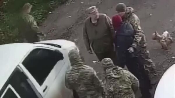 کارمندان بسیج در اوکراین یک مرد را با سگش بسیج کردند - اسپوتنیک افغانستان  