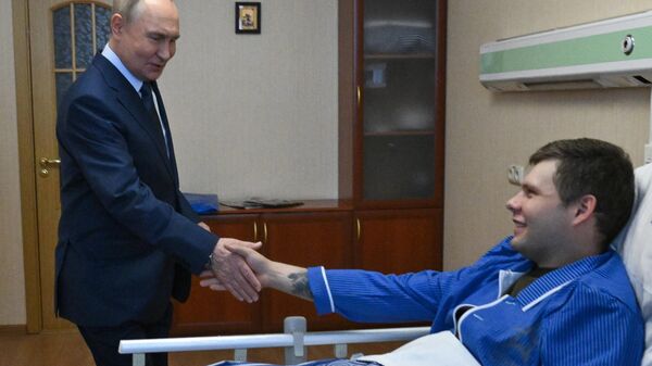 October 29, 2025. President of Russia Vladimir Putin during his visit to the P.V. Mandryk Central Military Clinical Hospital. On the right — Junior Sergeant of the Ministry of Defense of Russia, Ruslan Kolyvanov. - اسپوتنیک افغانستان  