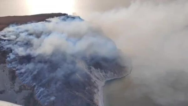 جزیره ندورازومنیا در منطقه ماگادان در حال سوختن است و ویدیوهایی از آن در شبکه‌های اجتماعی به اشتراک گذاشته می‌شود - اسپوتنیک افغانستان  