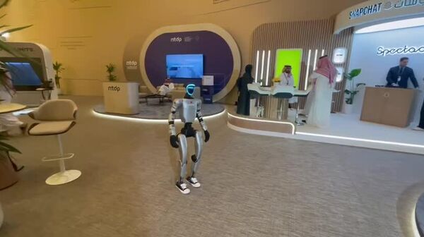 یک ربات چینی در کنفرانس سرمایه گذاری آینده در ریاض رقصی را اجرا می کند - اسپوتنیک افغانستان  