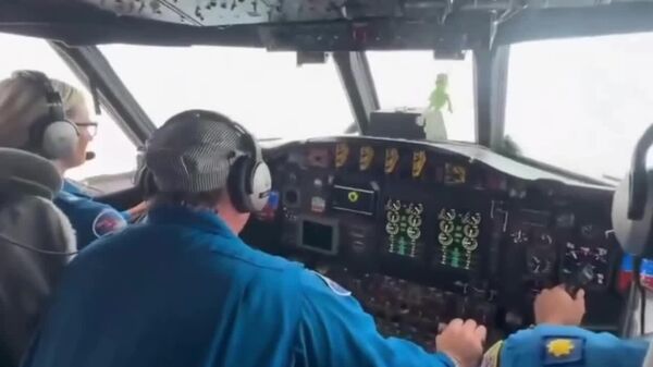 مانند یک فیلم ترسناک: پیلوتان نظامی ویدئویی از ورود به دهنه طوفان ضبط کردند - اسپوتنیک افغانستان  