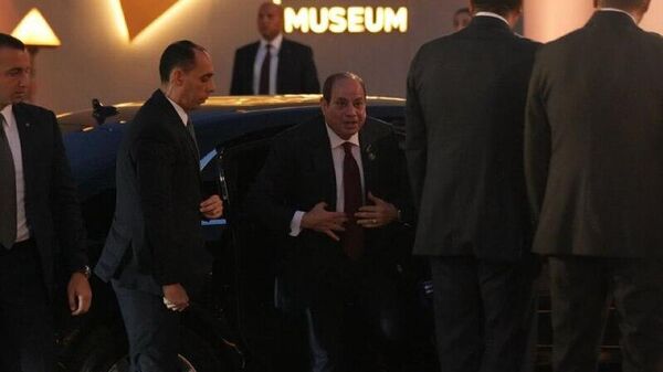 لحظه ورود عبدالفتاح السیسی، رئیس جمهور مصر، برای مراسم گشایش موزیم بزرگ مصر - اسپوتنیک افغانستان  