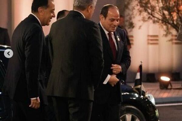 لحظه ورود عبدالفتاح السیسی، رئیس جمهور مصر، برای مراسم گشایش موزیم بزرگ مصر - اسپوتنیک افغانستان  