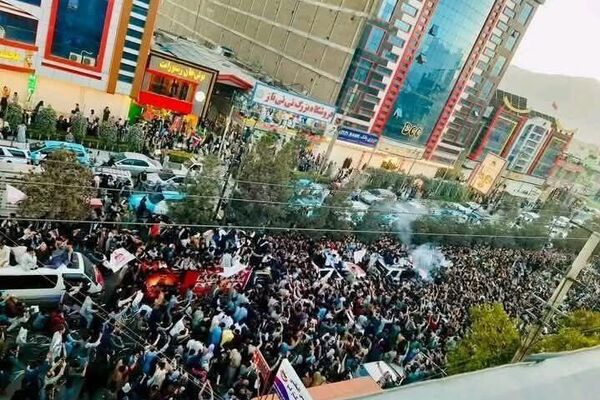 نگاره های از استقبال پرشور از قهرمانان نوجوان فوتسال افغانستان در کابل نگاره های از استقبال پرشور از قهرمانان نوجوان فوتسال افغانستان در کابل - اسپوتنیک افغانستان