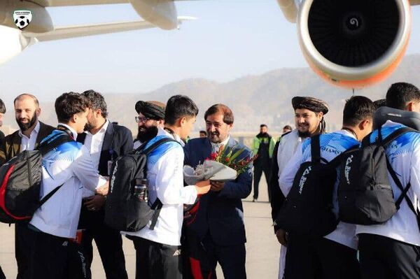 نگاره های از استقبال پرشور از قهرمانان نوجوان فوتسال افغانستان در کابل نگاره های از استقبال پرشور از قهرمانان نوجوان فوتسال افغانستان در کابل - اسپوتنیک افغانستان