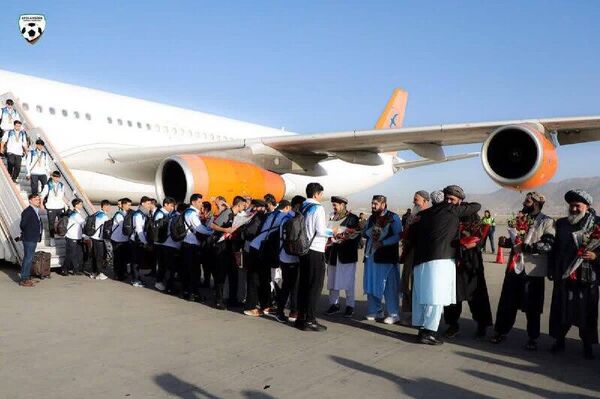 نگاره های از استقبال پرشور از قهرمانان نوجوان فوتسال افغانستان در کابل نگاره های از استقبال پرشور از قهرمانان نوجوان فوتسال افغانستان در کابل - اسپوتنیک افغانستان