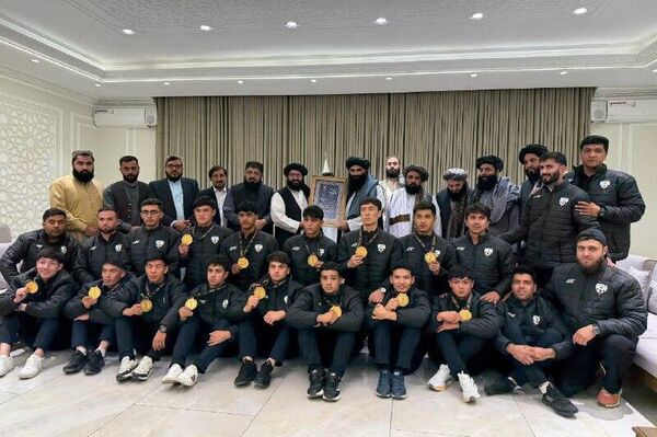 وزیر داخله با قهرمانان آسیا در کابل دیدار کرد - اسپوتنیک افغانستان  