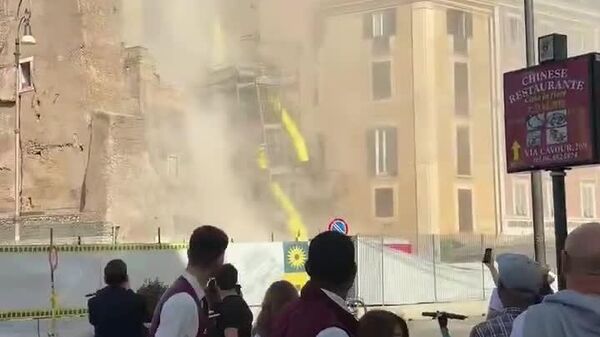 فرو ریختن بخشی از برج قرون وسطایی کولوسئوم در مرکز رم ایتالیا - اسپوتنیک افغانستان  