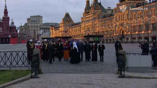 پوتین در روز وحدت ملی بر پای بنای یادبود مینین و پوژارسکی گل گذاشت - اسپوتنیک افغانستان  