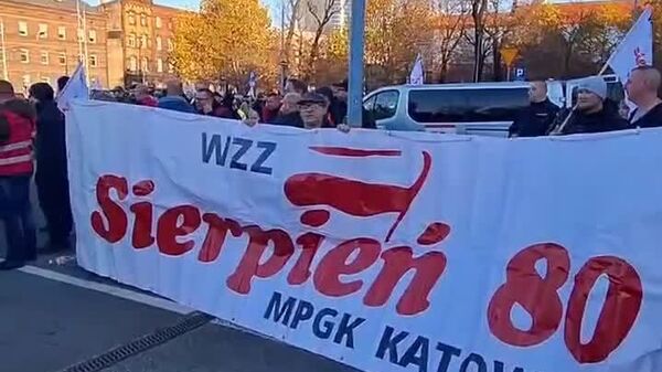 اتحادیه کارگران پولند با شعارهای «با محافظت از متالورژی و معدن، ما از پولند محافظت می‌کنیم» به جاده ها بیرون شدند - اسپوتنیک افغانستان  