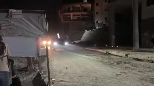 تصاویری که در فضای مجازی منتشر شده، نشان می‌دهد گردان‌های قسام، شاخه نظامی جنبش حماس، جسد یک اسیر اسرائیلی را در شهر غزه تحویل می‌دهند - اسپوتنیک افغانستان  