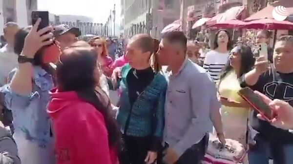 وقتی رئیس جمهور مکزیک در خیابان مورد دست‌درازی و اذیت جنسی قرار گرفت - اسپوتنیک افغانستان  