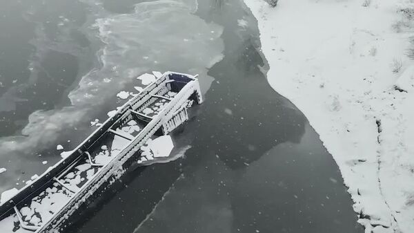 یک لاری از روی پل به رودخانه در بورتیا فروافتاد و جستجو برای یافتن راننده ادامه دارد - اسپوتنیک افغانستان  