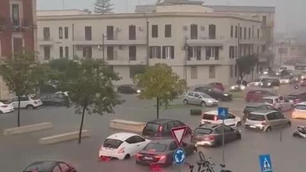 جاری شدن سیل در جاده های سیسیل استان سیراکیوز - اسپوتنیک افغانستان  