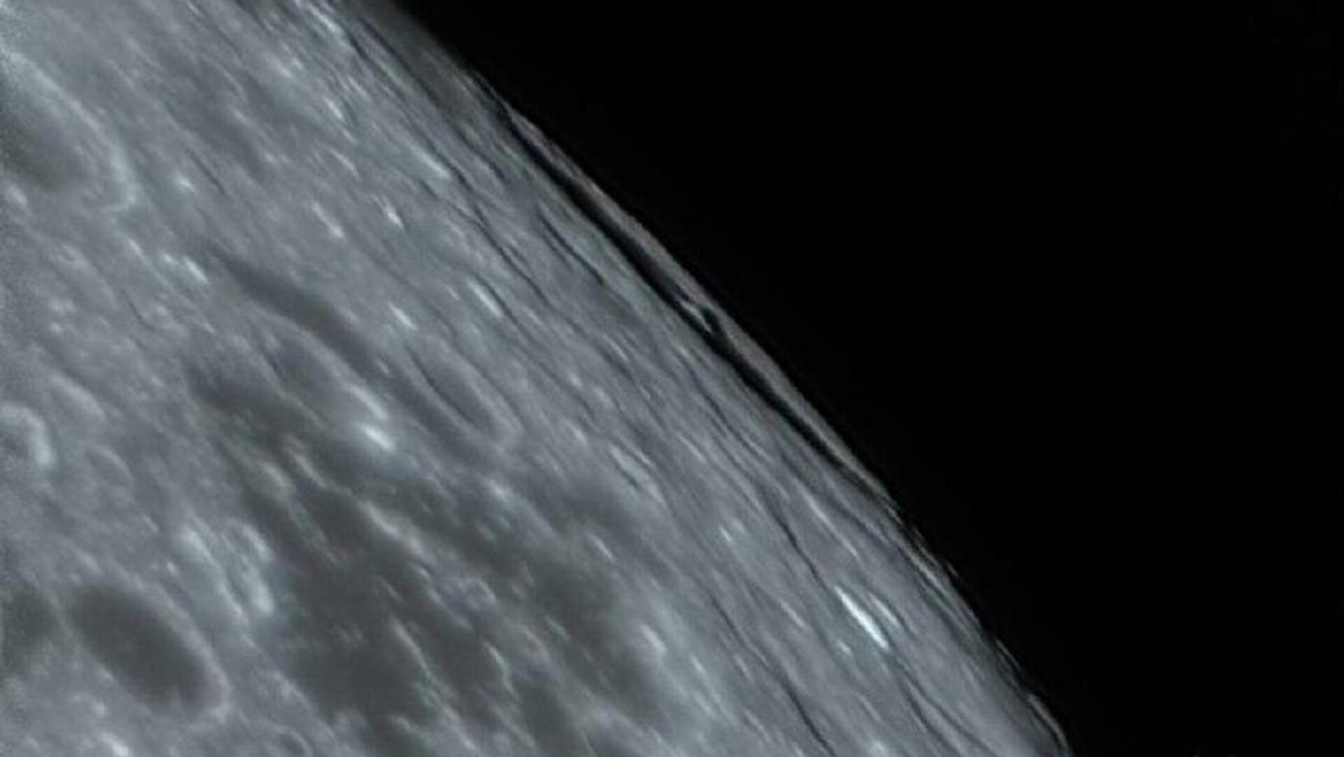 روسکاسموس نگاره های از یک دهانه به اندازه مونتهنگرو در سطح ماه منتشر کرد روسکاسموس نگاره های از یک دهانه به اندازه مونتهنگرو در سطح ماه منتشر کرد - اسپوتنیک افغانستان , 1920, 08.11.2025