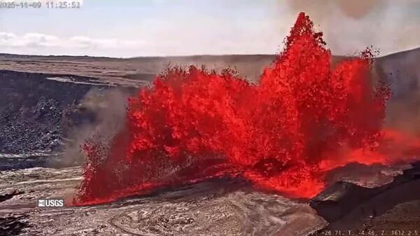 منظره‌ای آتشین؛ فعال‌ترین آتشفشان هاوایی دوباره فوران کرد - اسپوتنیک افغانستان  