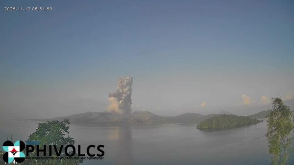 فوران آتشفشان تال در فیلیپین - اسپوتنیک افغانستان  