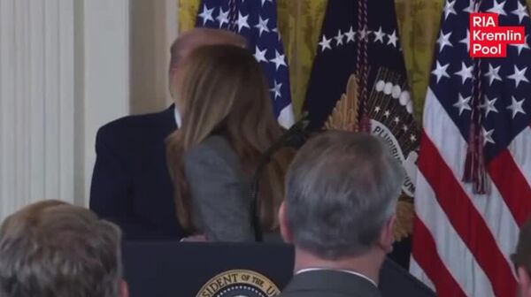 ملانیا ترامپ را بوسید - اسپوتنیک افغانستان  