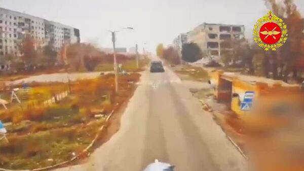 از بین بردن خودروی زرهی و ربات نظامی اوکراین از سوی پهپادهای روسیه - اسپوتنیک افغانستان  