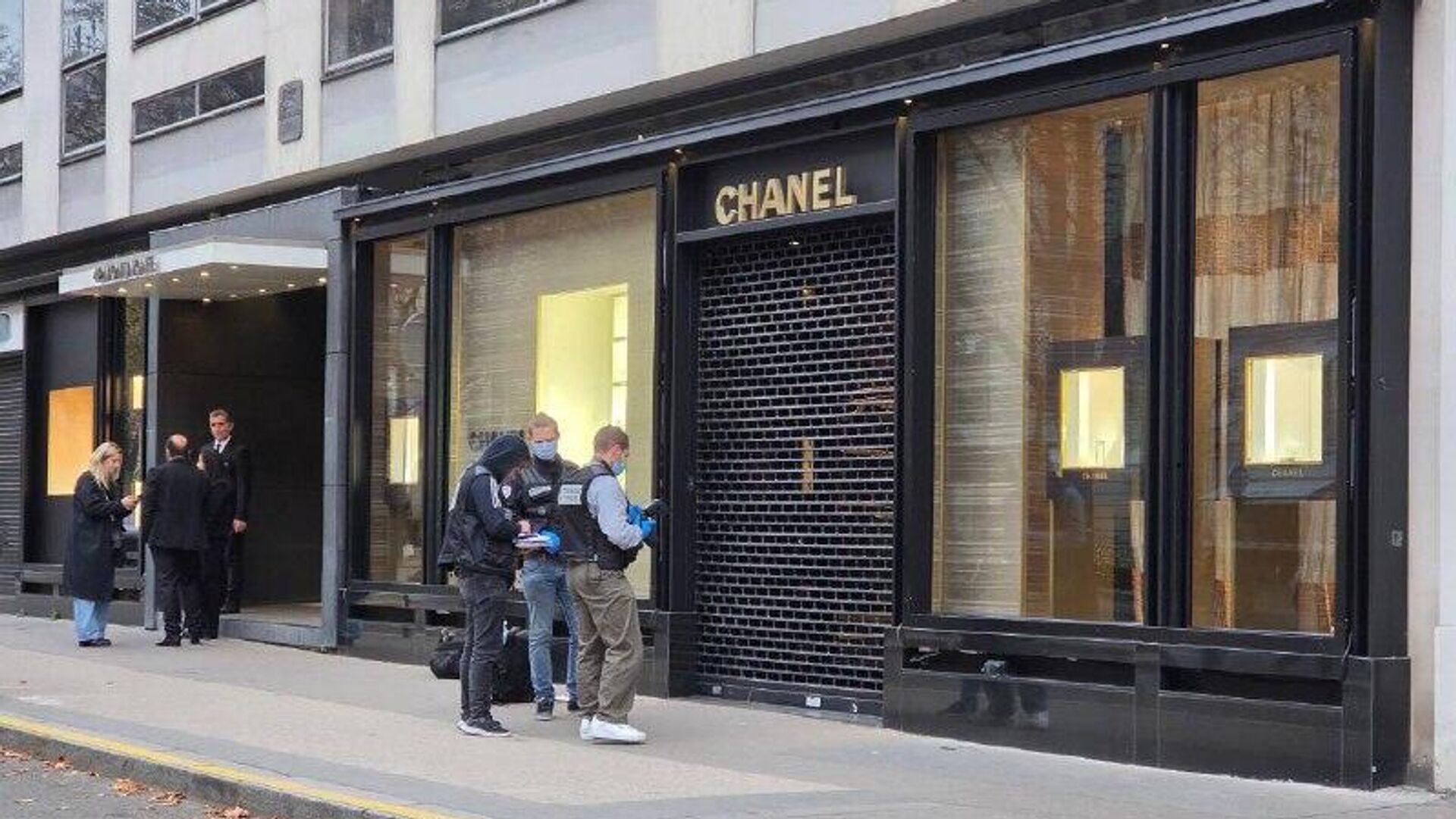 تلاش ناموفق برای دزدی بوتیک شنل در پاریس با اسکوتر تلاش ناموفق برای دزدی بوتیک شنل در پاریس با اسکوتر - اسپوتنیک افغانستان , 1920, 16.11.2025